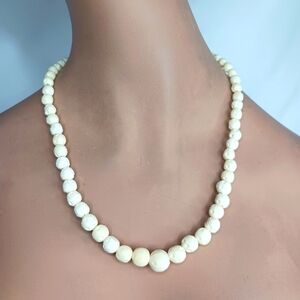 Vintage Carved Bone Ivory Coloured Graduated Bead Necklace.